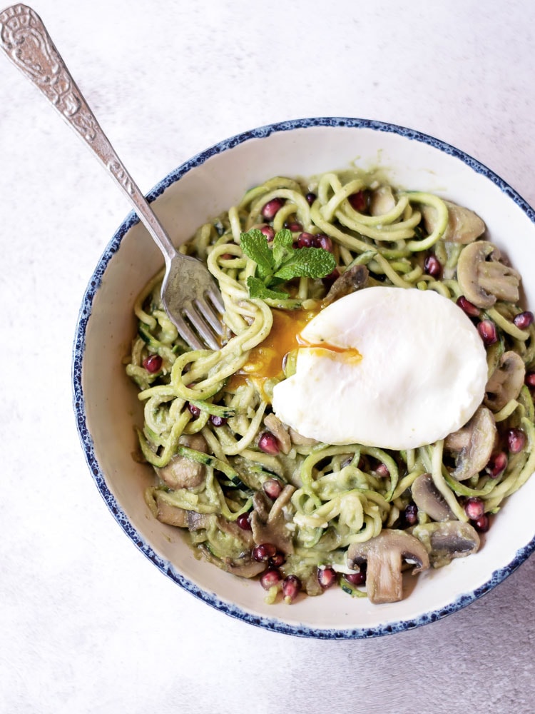 Noodles courgette com molho de abacate
