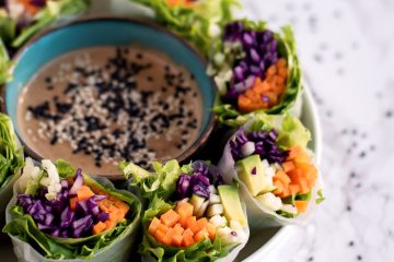 Rolos de vegetais com molho de tahini