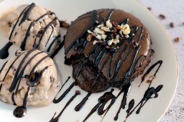 Petit gateau saudavel com gelado de banana caseiro