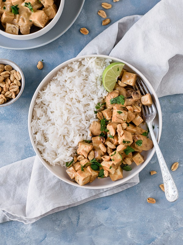 Tofu com molho de amendoim