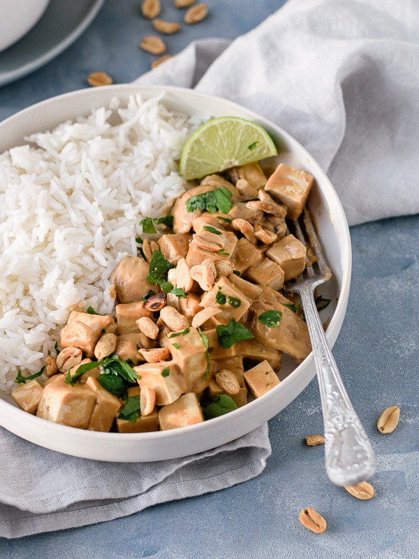 Tofu com molho de amendoim