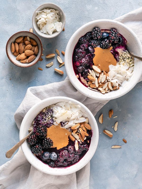 Papas de aveia com maçã e mirtilos