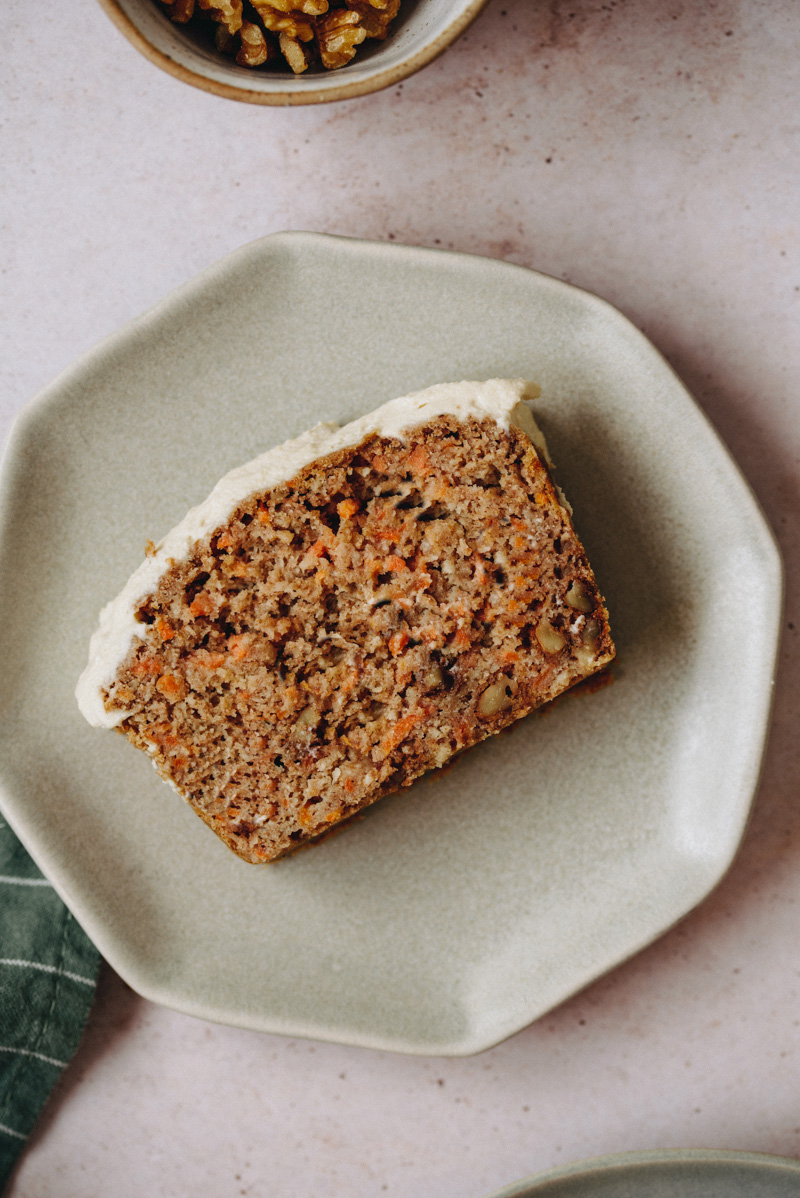 Fatia de bolo de cenoura e nozes