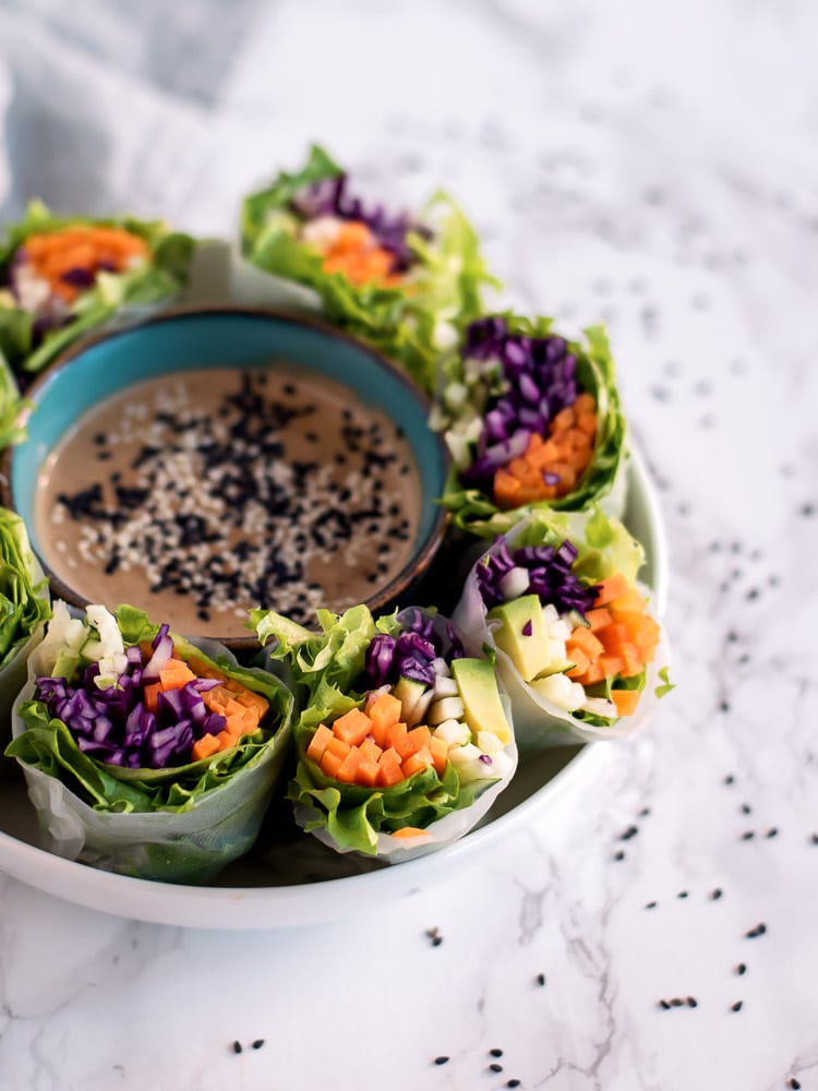 Rolos de vegetais com molho de tahini